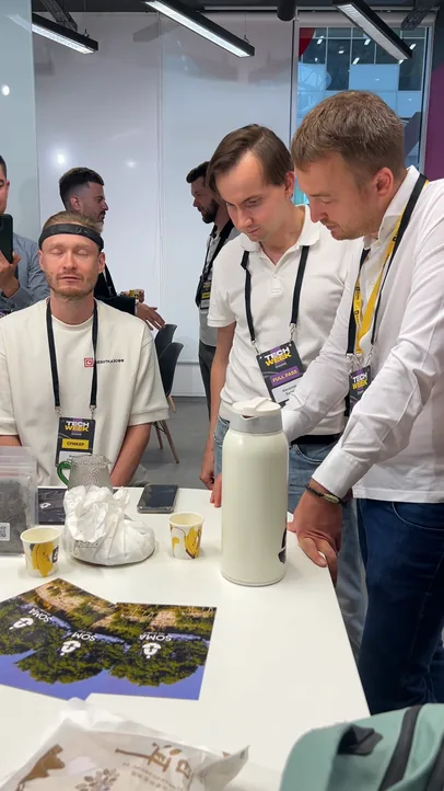 Видео: замер альфа-волн гостя во время чаепития SOMA на Tech Week