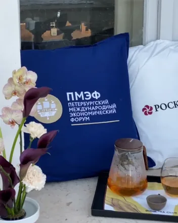 ПМЭФ, Санкт-Петербург, июнь 2024: подушки ПМЭФ и «Росконгресс», чай SOMA на подоконнике
