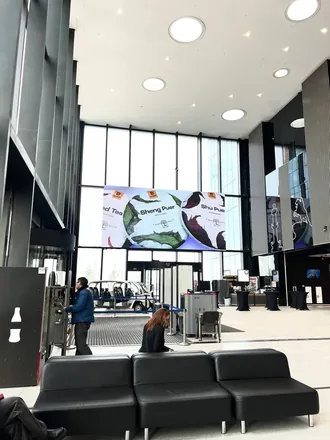 Рекламный хаб, Санкт-Петербург, февраль 2025: экран с рекламой чая SOMA в холле площадки
